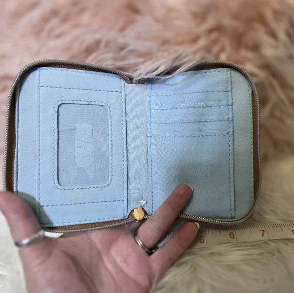 Disney x Loungefly Winnie the Pooh Floral Sketch Daisies Zip Wallet - Light Blue - Picture 5 of 5